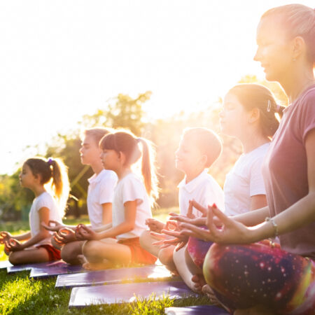 <font size="4px">SCHNUPPERSTUNDE Kinder & Teen YOGA<font size="3px"><a style="text-decoration:none"><span class='notbold'><br>Alter: 7-16 Jahre<br>Wochentag: kursabhängig <br>Uhrzeit: kursabhängig <br>Einstieg: jederzeit möglich <br>Ort: Sivananda Yogastudio<br>Eine Lektion á 60 min<br></span></a></font></font>